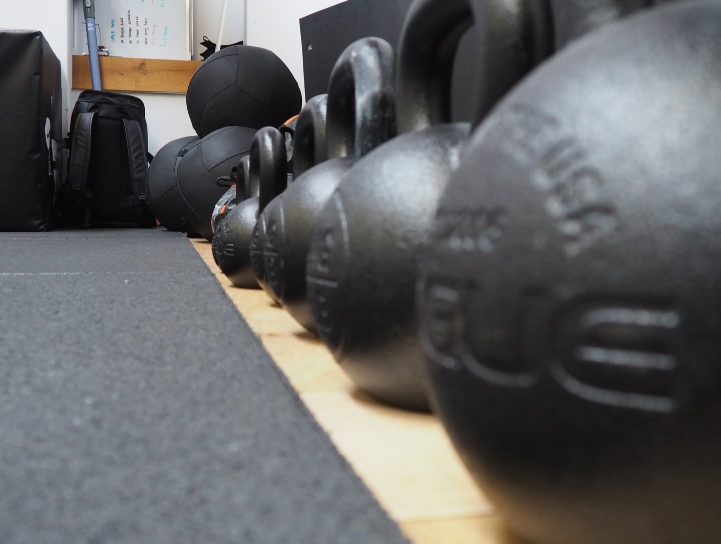 Rangée de kettlebells alignés au sol